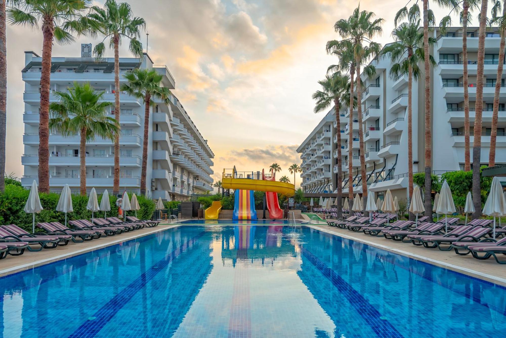 Meryan Hotel โอคูร์จาลาร์ ภายนอก รูปภาพ